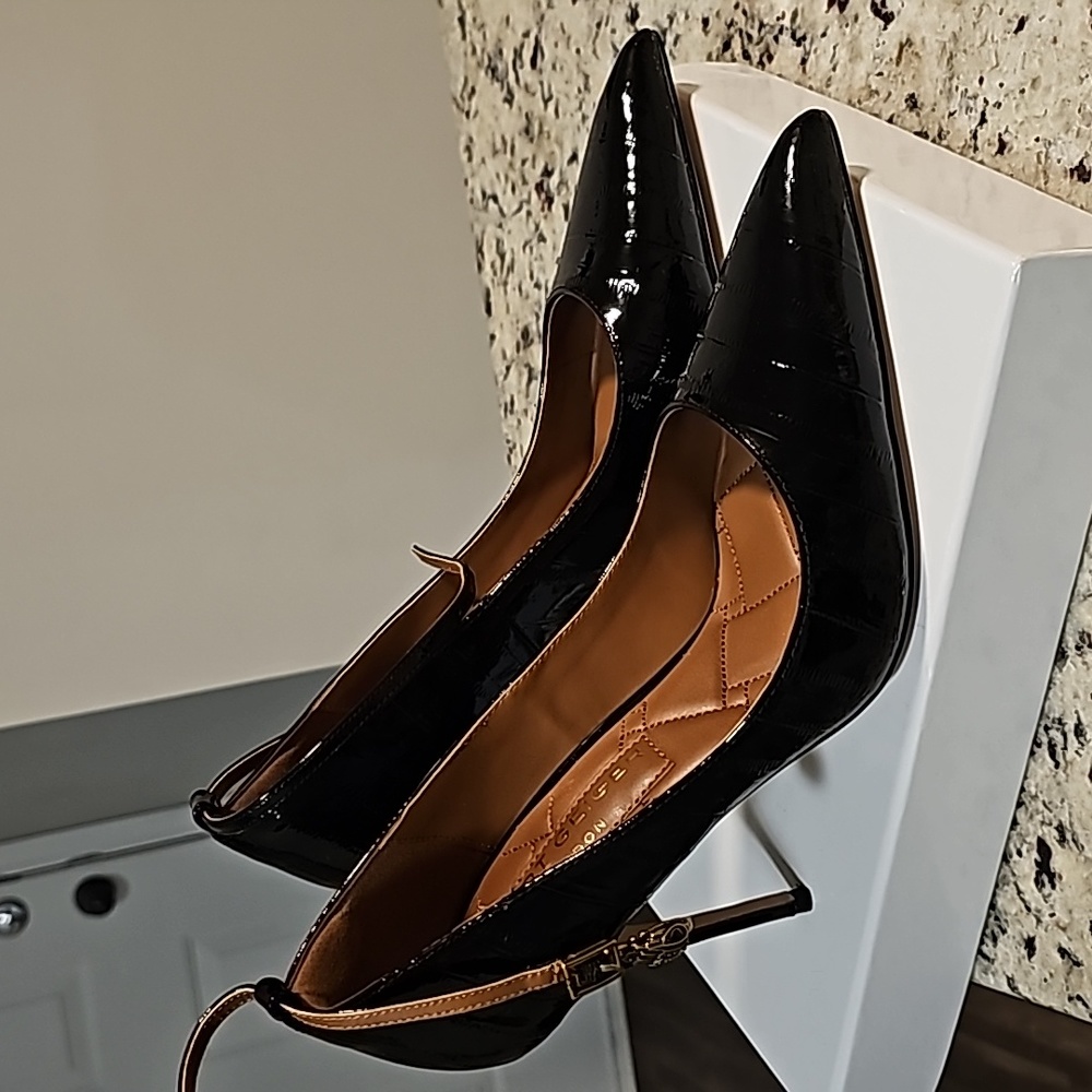 Pointed toe pumps